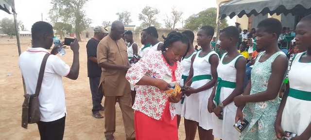 THE-CANDIDATES-RECEIVING-THE-ITEMS
